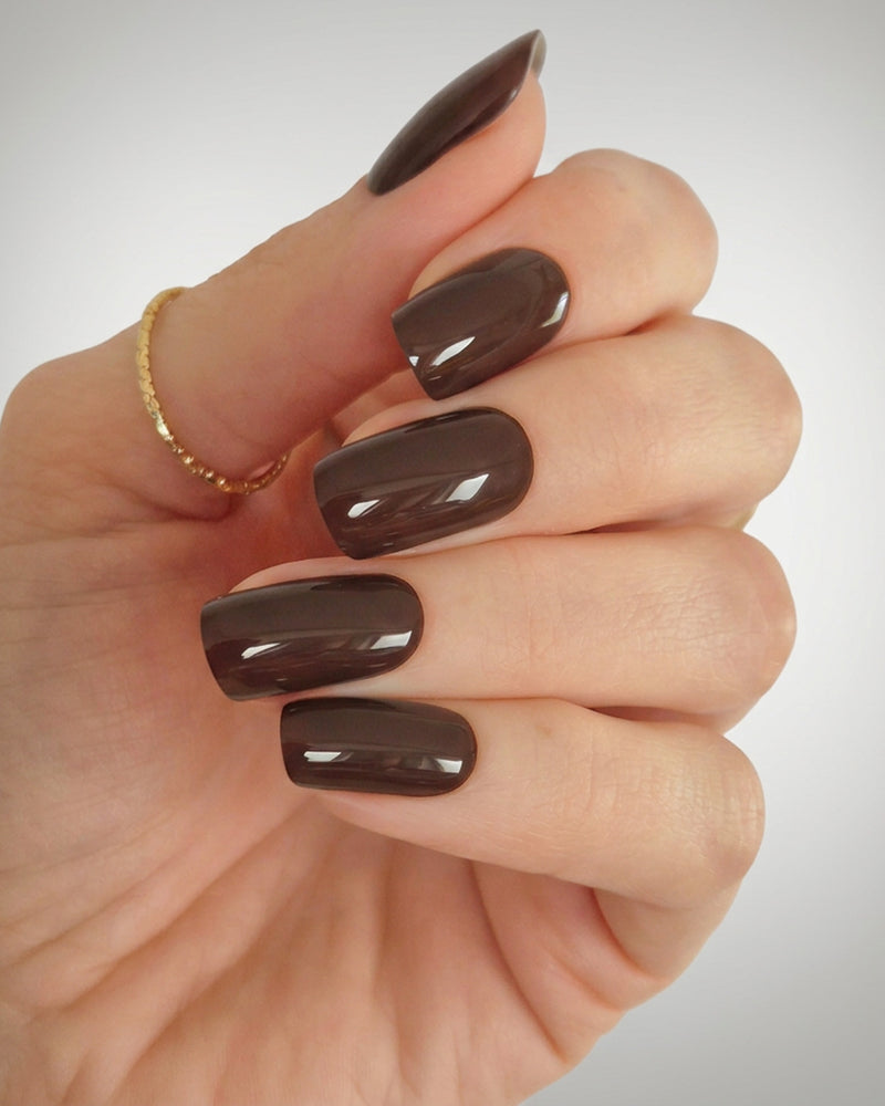 Sheesh Nails – Chocolate – dunkelbraune Nagelfolien mit elegantem Hochglanz-Finish im warmen Schokoladenton. Perfekte Passform und langanhaltender Halt für edle, gepflegte Maniküren und herbstliche Looks.