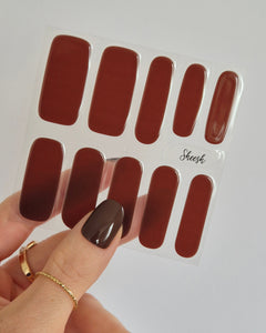 Sheesh Nails – Chocolate – elegante dunkelbraune Nagelfolien mit glänzendem Finish und luxuriösem Schokoladen-Ton. Perfekte Passform und langanhaltender Halt für edle, stilvolle Maniküren. Ideal für herbstliche Looks, Business-Outfits und elegante Abendstyles.