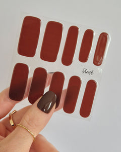 Sheesh Nails – Chocolate – dunkelbraune Nagelfolien mit elegantem Hochglanz-Finish im warmen Schokoladenton. Perfekte Passform und langanhaltender Halt für edle, gepflegte Maniküren und herbstliche Looks.