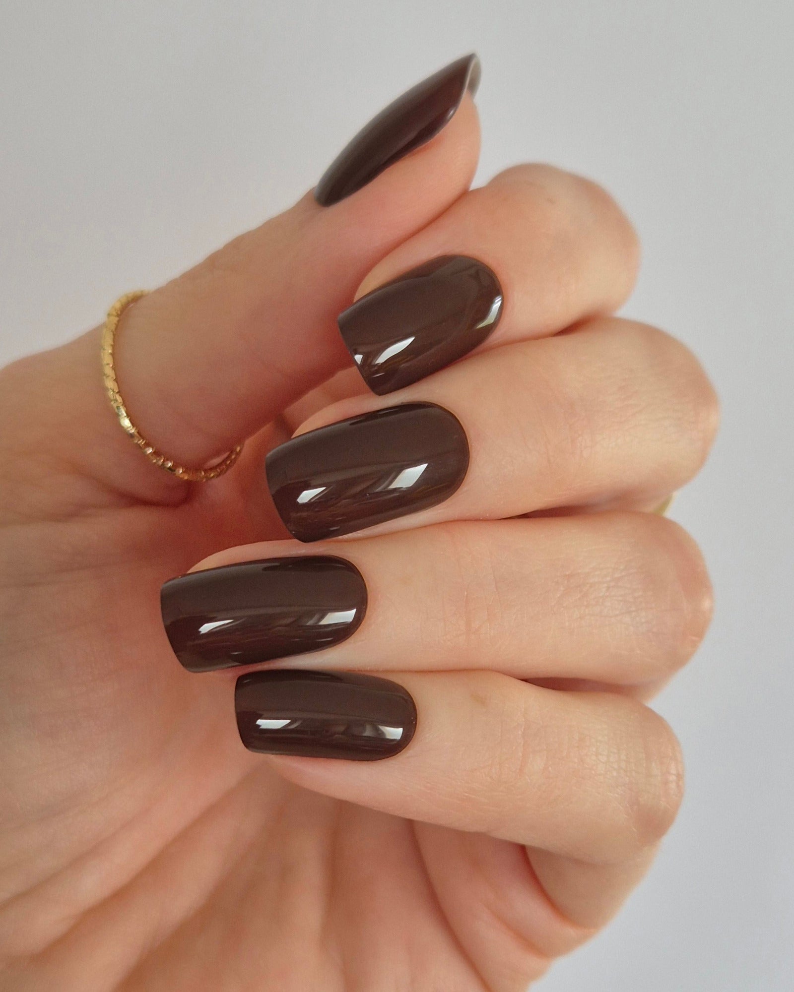 Sheesh Nails – Chocolate – dunkelbraune Nagelfolien mit elegantem Hochglanz-Finish im warmen Schokoladenton. Perfekte Passform und langanhaltender Halt für edle, gepflegte Maniküren und herbstliche Looks.