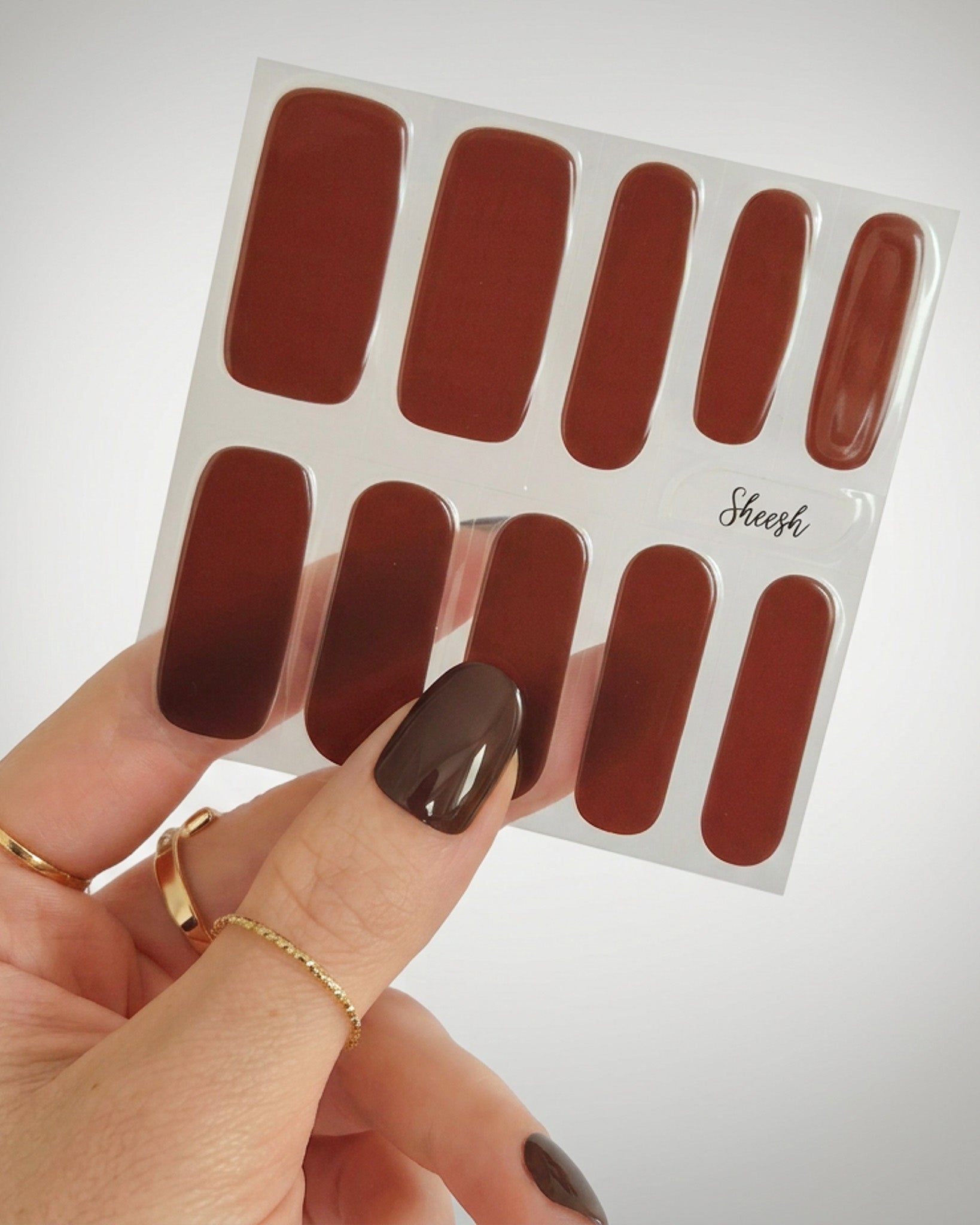 Sheesh Nails – Chocolate – dunkelbraune Nagelfolien mit elegantem Hochglanz-Finish im warmen Schokoladenton. Perfekte Passform und langanhaltender Halt für edle, gepflegte Maniküren und herbstliche Looks.