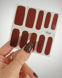 Sheesh Nails – Chocolate – dunkelbraune Nagelfolien mit elegantem Hochglanz-Finish im warmen Schokoladenton. Perfekte Passform und langanhaltender Halt für edle, gepflegte Maniküren und herbstliche Looks.