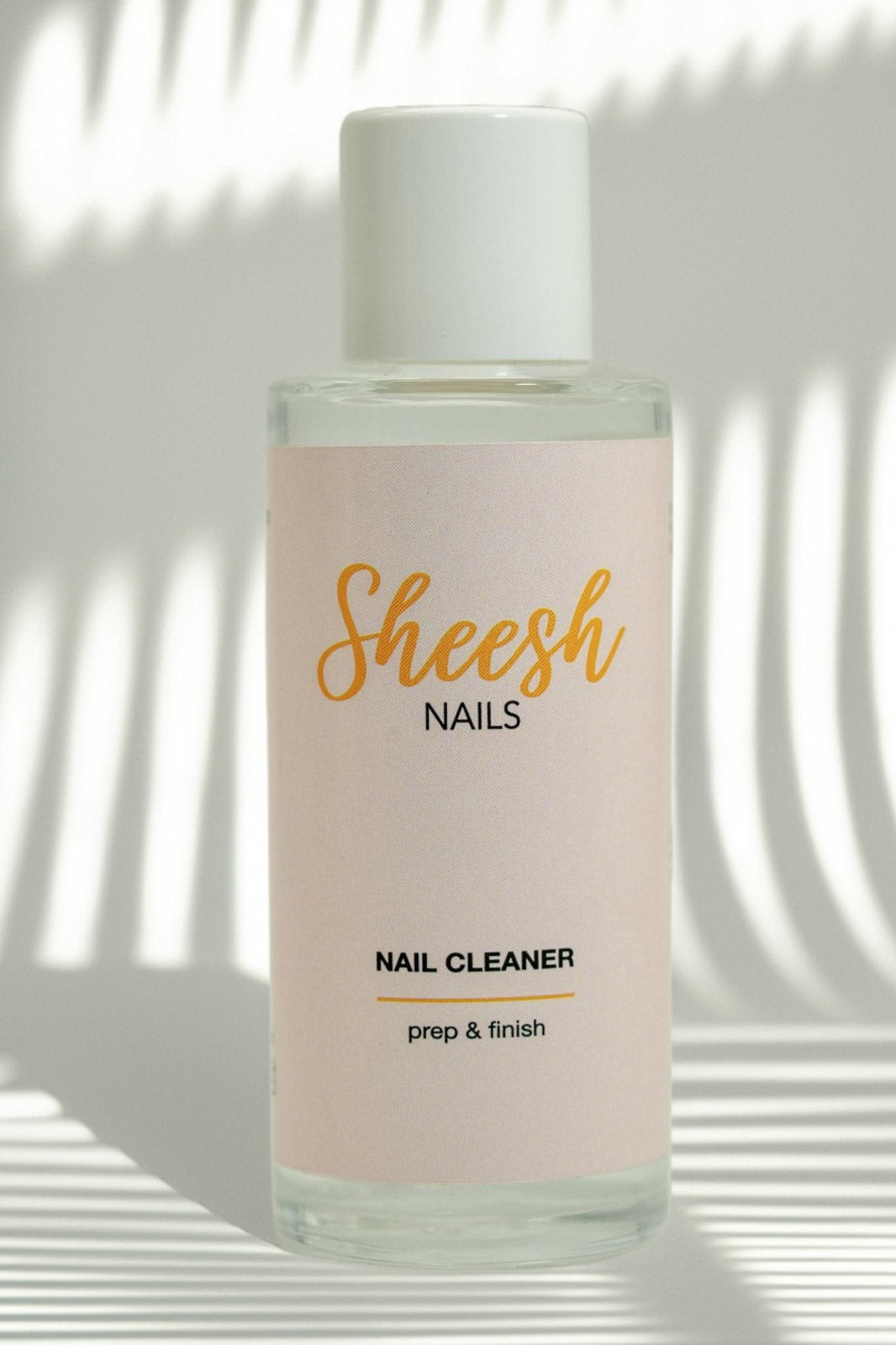 Sheesh Nails Nail Cleaner – Professioneller Nagelreiniger für perfekte Vorbereitung und Versiegelung von UV-Nagelfolien, Produktfoto mit natürlichem Licht.