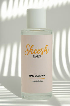 Sheesh Nails Nail Cleaner – Professioneller Nagelreiniger für perfekte Vorbereitung und Versiegelung von UV-Nagelfolien, Produktfoto mit natürlichem Licht.