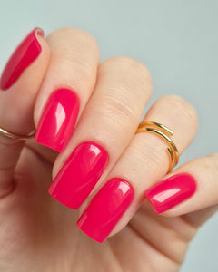 Sheesh Nails – Very Berry – leuchtend pinke Nagelfolien mit intensivem Glanz und kräftigem Farbton für einen modernen, auffälligen Look. Perfekte Passform und langlebiges Finish für gepflegte Nägel mit sommerlicher Frische und selbstbewusster Ausstrahlung.