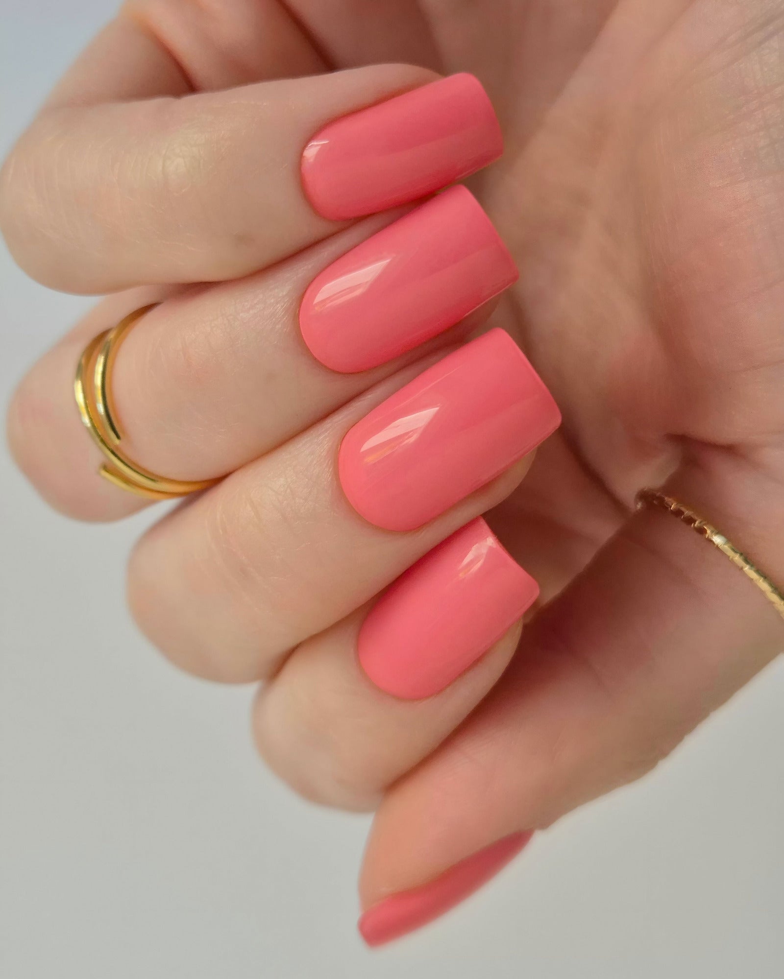 Sheesh Nails – Bikini Bottoms – leuchtend korallrote Nagelfolien mit glänzendem Finish, sommerlicher Look mit perfekter Passform und langanhaltender Haltbarkeit. Ideal für elegante, auffällige Maniküren mit warmer Farbnote.