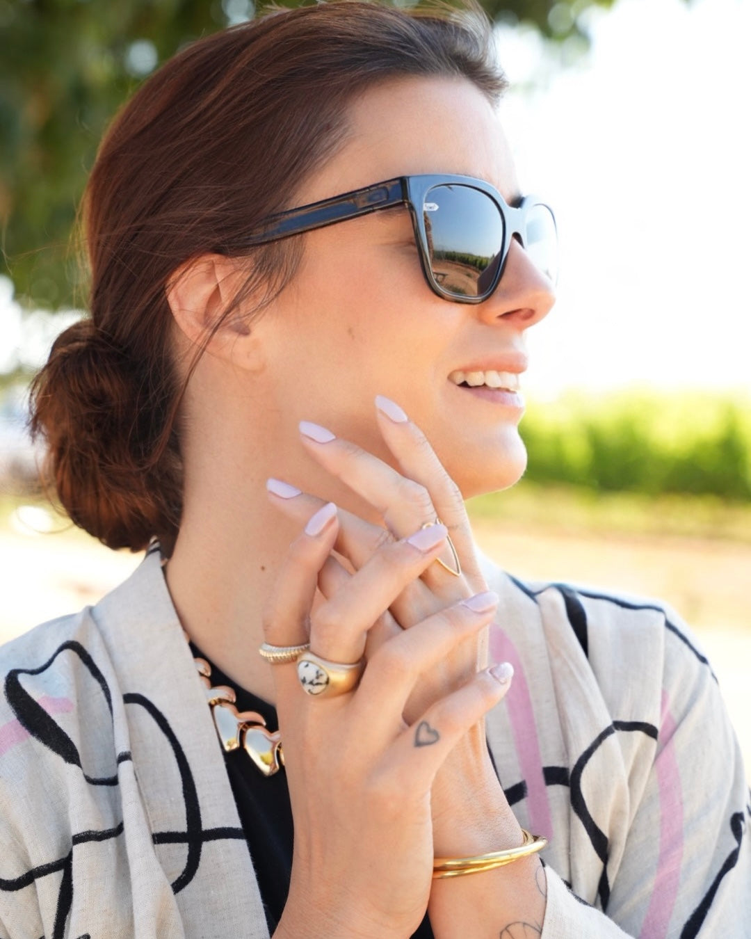 Sheesh Nails UV-Nagelfolie „Dirty Lavender“ vereint modernen Minimalismus mit sanfter Eleganz. Die stilvolle Lavendelfarbe mit leicht kühlem Unterton sorgt für einen cleanen, gepflegten Look – perfekt für dezente Alltagsstylings oder elegante Anlässe. Das feine, glänzende Finish verleiht den Nägeln einen Hauch von Luxus, ohne aufdringlich zu wirken. Hochwertige UV-Folie für makellose, langanhaltende Maniküren mit professioneller Studioqualität.