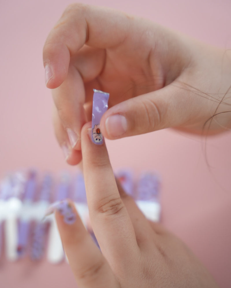 Sheesh Nails Kinder-Nagelfolien – lila Halloween-Nagelfolien auf Kinderhand, selbstklebend und ohne UV-Lampe anwendbar, kinderfreundliche Maniküre leicht zu entfernen.