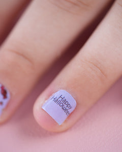 Sheesh Nails Kinder-Nagelfolien – lila Halloween-Nagelfolien auf Kinderhand, selbstklebend und ohne UV-Lampe anwendbar, kinderfreundliche Maniküre leicht zu entfernen.