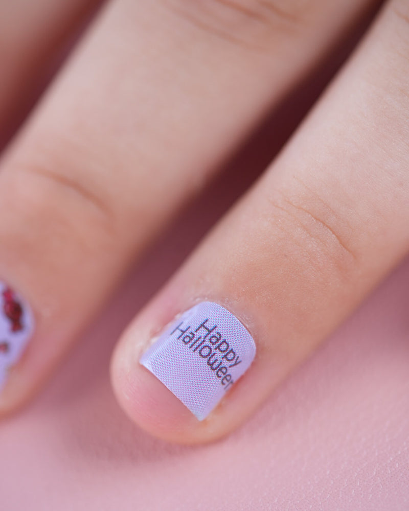 Sheesh Nails Kinder-Nagelfolien – lila Halloween-Nagelfolien auf Kinderhand, selbstklebend und ohne UV-Lampe anwendbar, kinderfreundliche Maniküre leicht zu entfernen.