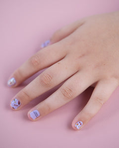 Sheesh Nails Kinder-Nagelfolien – lila Halloween-Nagelfolien auf Kinderhand, selbstklebend und ohne UV-Lampe anwendbar, kinderfreundliche Maniküre leicht zu entfernen.