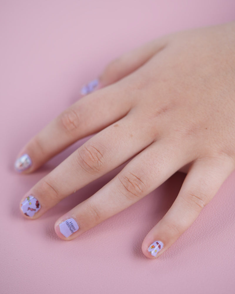 Sheesh Nails Kinder-Nagelfolien – lila Halloween-Nagelfolien auf Kinderhand, selbstklebend und ohne UV-Lampe anwendbar, kinderfreundliche Maniküre leicht zu entfernen.