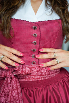 Sheesh Nails – Very Berry im Dirndl-Look – elegante Nagelfolien in kräftigem Pink, kombiniert mit einem traditionellen Dirndl in Beerentönen. Perfekter Mix aus bayerischer Trachtenmode und moderner Maniküre – ideal für Wiesn, Feste und feminine Alltagslooks mit auffälliger, gepflegter Ausstrahlung.