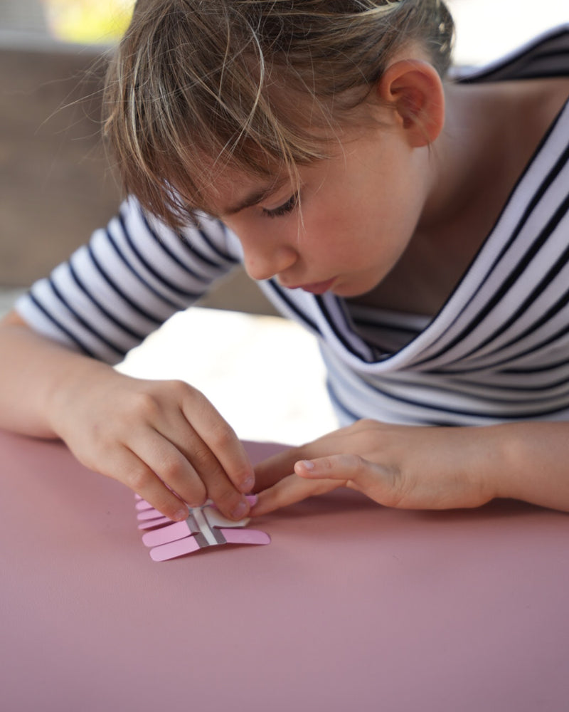 Sheesh Nails Kinder-Nagelfolien in Rosa – Mädchen trägt selbstklebende Nagelfolien auf, einfache kinderfreundliche Anwendung ohne UV-Lampe für die perfekte Maniküre zuhause.