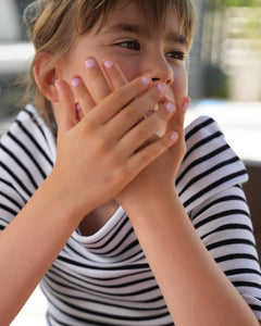 Sheesh Nails Kinder-Nagelfolien in Rosa – glückliches Kind mit selbstklebenden Nagelfolien, einfach aufzutragen ohne UV-Lampe, kinderfreundliche Maniküre für zuhause.