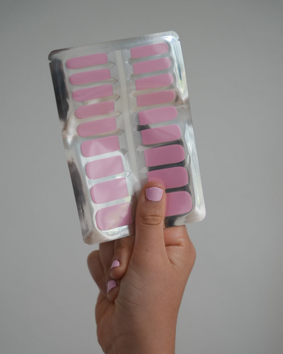 Sheesh Nails Kinder-Nagelfolien in Rosa – selbstklebende Nagelfolien für Kinder, leicht anzubringen und zu entfernen, ganz ohne UV-Lampe.