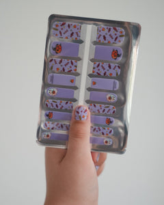 Sheesh Nails Kinder-Nagelfolien mit verspieltem Halloween-Design – selbstklebende Nagelfolien für Kinder, einfach aufzutragen ohne UV-Lampe.