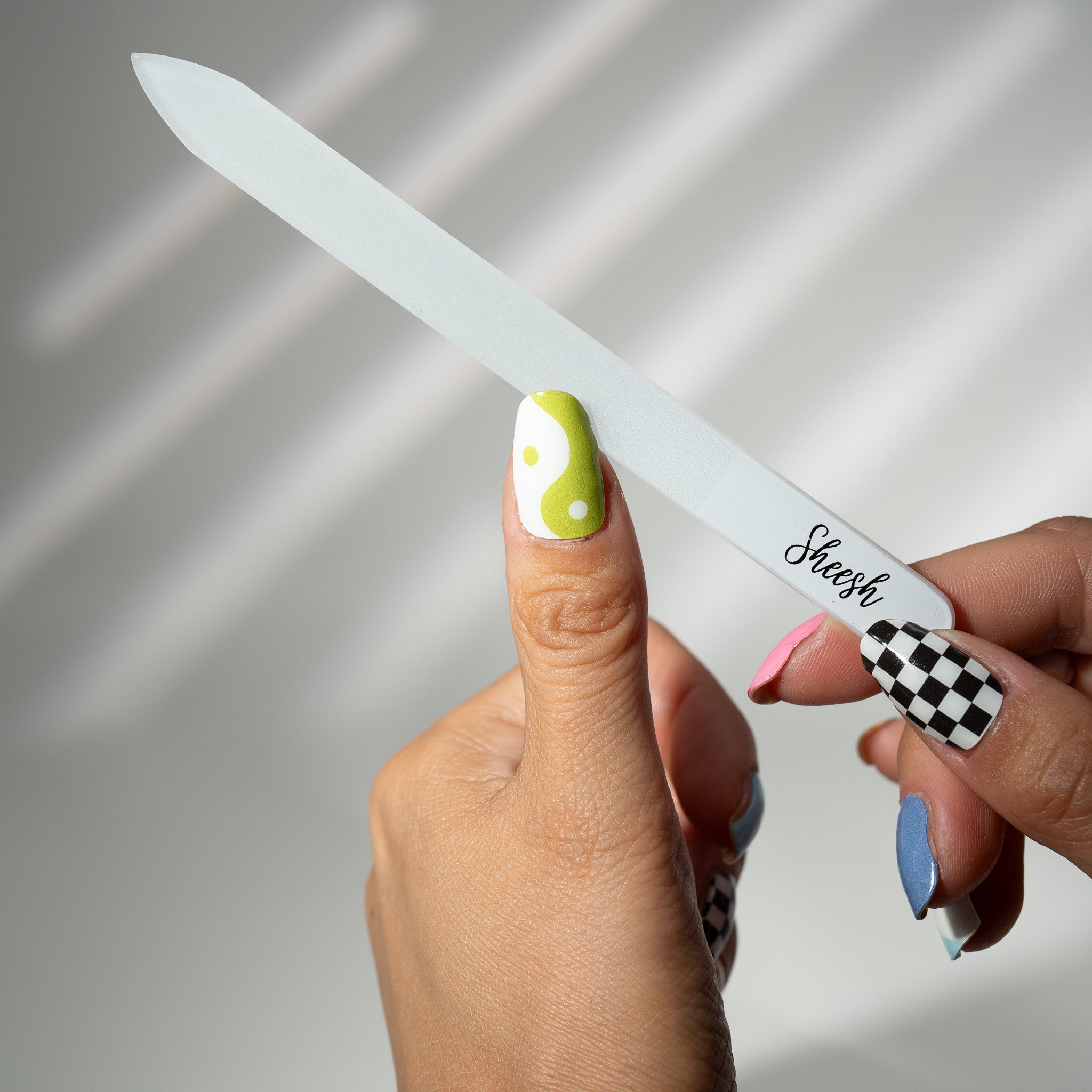 Sheesh Nails – Glasfeile – hochwertige Glasnagelfeile für präzises und schonendes Kürzen von Nägeln. Perfekt geeignet für natürliche Nägel und Sheesh Nails Folienmaniküren. Sorgt für glatte Nagelkanten, verhindert Splittern und ist ideal für gepflegte Hände im Alltag und unterwegs.