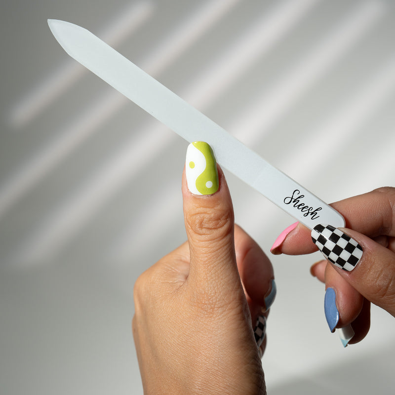 Sheesh Nails – Glasfeile – hochwertige Glasnagelfeile für präzises und schonendes Kürzen von Nägeln. Perfekt geeignet für natürliche Nägel und Sheesh Nails Folienmaniküren. Sorgt für glatte Nagelkanten, verhindert Splittern und ist ideal für gepflegte Hände im Alltag und unterwegs.