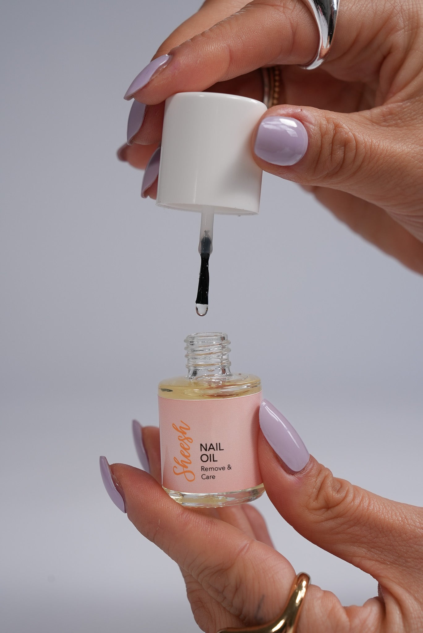 Sheesh Nails Nail Oil „Remove & Care“ – pflegendes Nagelöl in 12-ml-Glasflasche mit weißem Deckel, Produktfoto.

