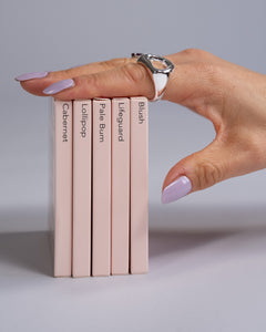 Sheesh UV-Nagelfolien 5er Set – Hand hält fünf verschiedene Sheesh Nagelfolien-Verpackungen in Salonqualität für individuelle Maniküre.