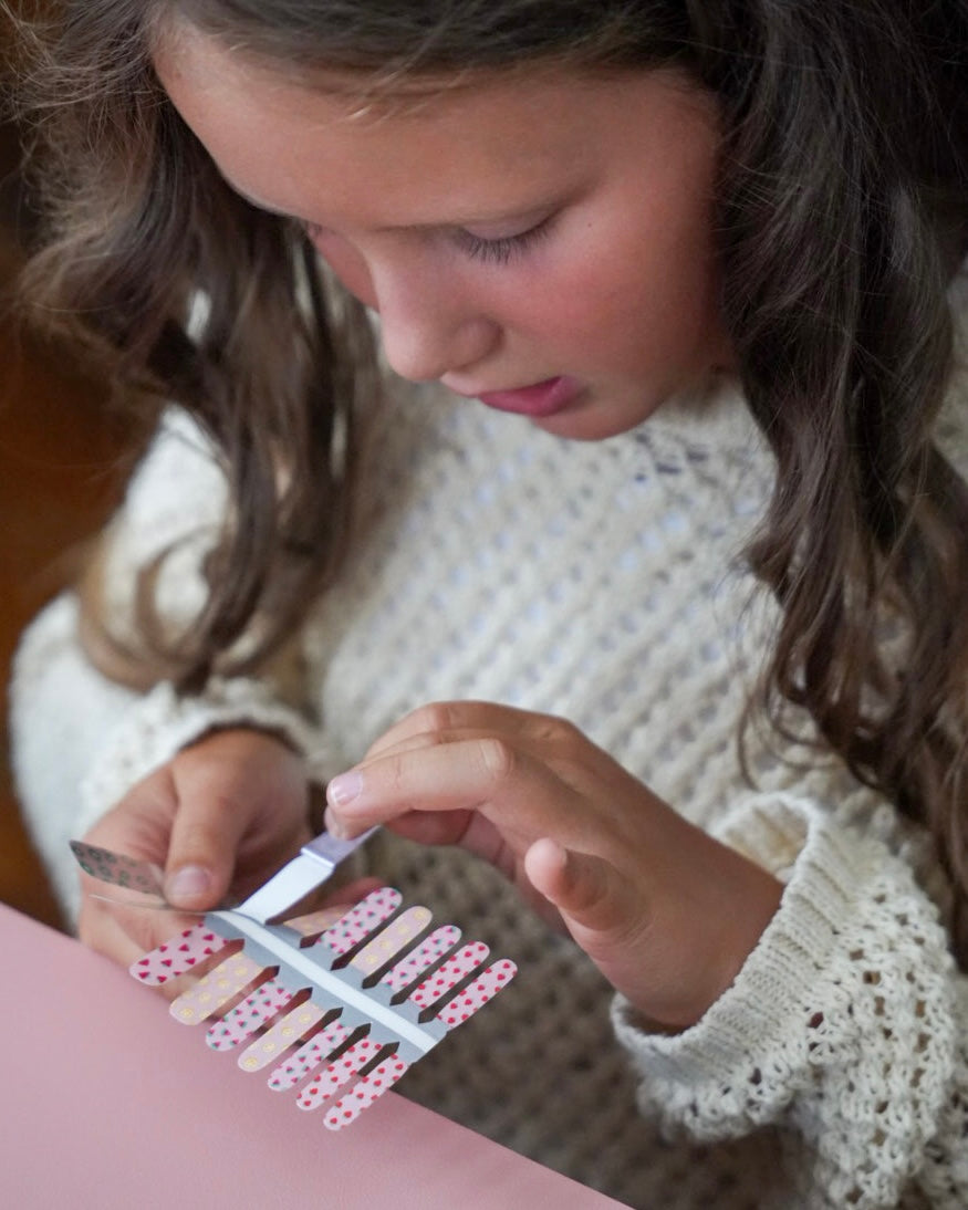 Hand mit zart rosafarbenen Nägeln trägt die Sheesh Nails UV-Nagelfolie „Love“. Der sanfte Roséton mit feinem Glanz sorgt für einen romantischen, eleganten Look – perfekt für Alltag, Date-Night oder besondere Anlässe mit einem Hauch von Liebe und Stil.