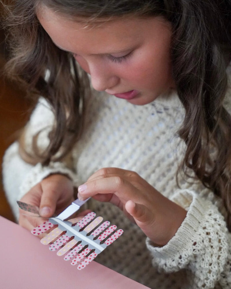 Hand mit zart rosafarbenen Nägeln trägt die Sheesh Nails UV-Nagelfolie „Love“. Der sanfte Roséton mit feinem Glanz sorgt für einen romantischen, eleganten Look – perfekt für Alltag, Date-Night oder besondere Anlässe mit einem Hauch von Liebe und Stil.