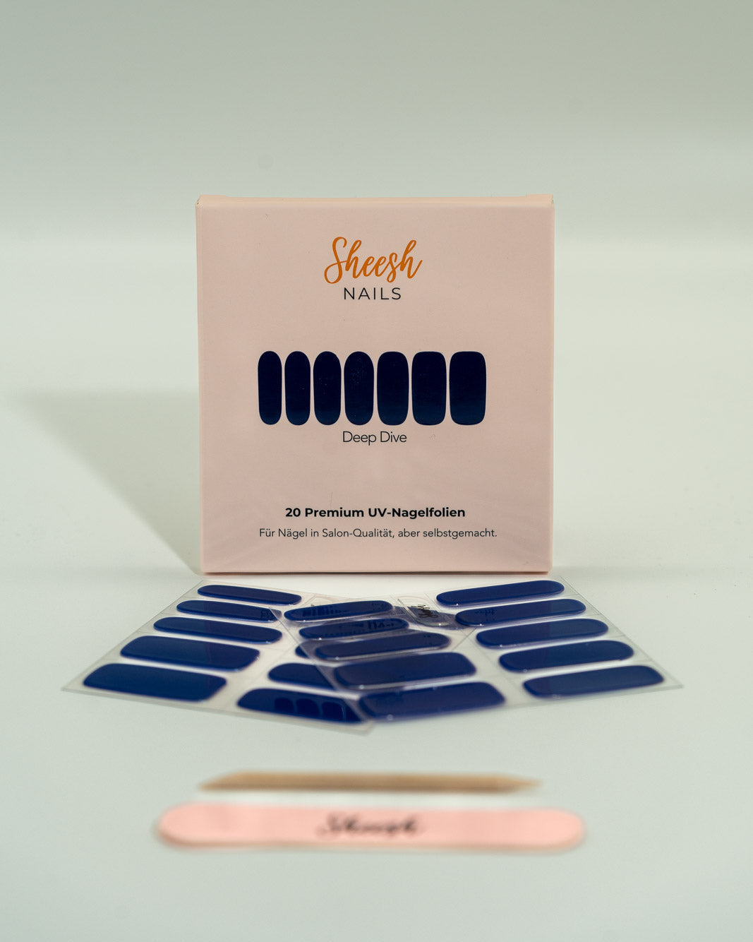Sheesh UV-Nagelfolien Deep Dive – Produktfoto der Verpackung mit Folienbogen, Feile und Holzstäbchen in Salonqualität.