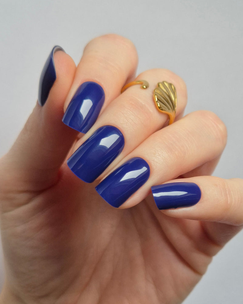 Sheesh UV-Nagelfolien Deep Dive aufgetragen – Nahaufnahme einer Hand mit gepflegten Nägeln, die das Ergebnis der selbstklebenden UV-Folien in Salonqualität zeigt.