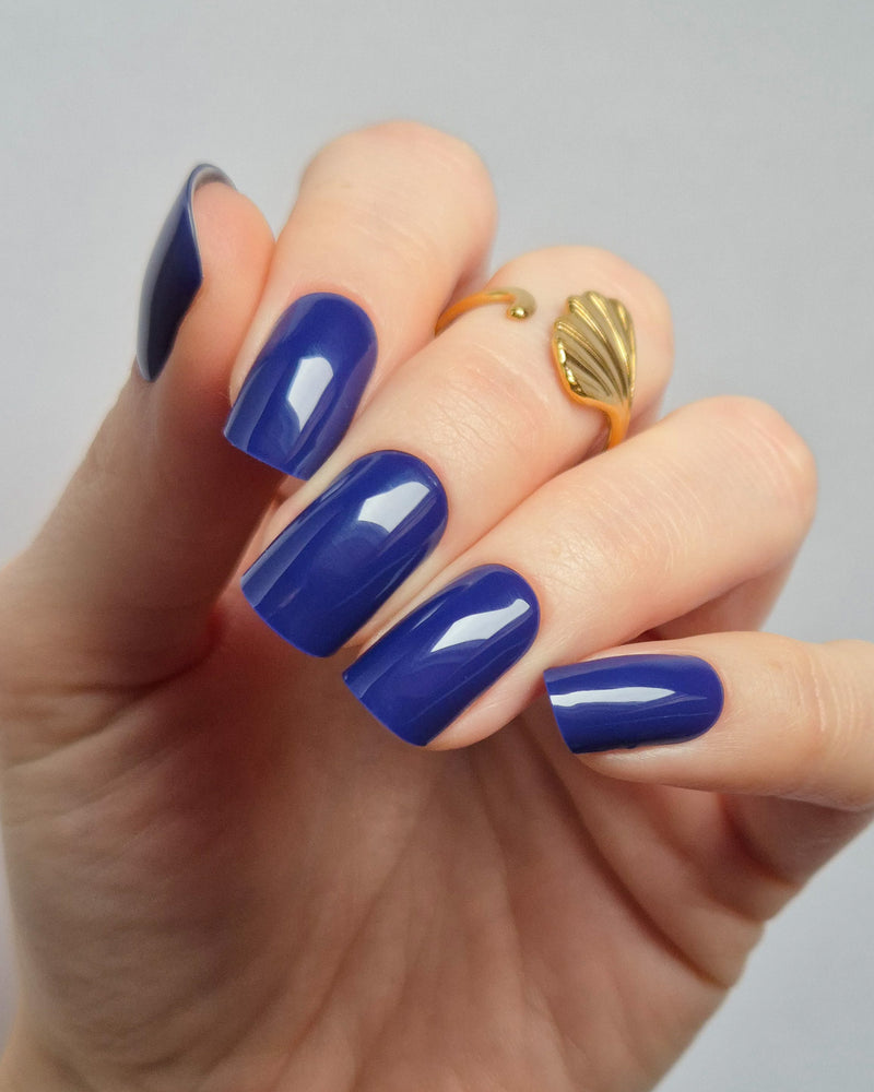 Sheesh UV-Nagelfolien Deep Dive aufgetragen – Nahaufnahme einer Hand mit gepflegten Nägeln, die das Ergebnis der selbstklebenden UV-Folien in Salonqualität zeigt.