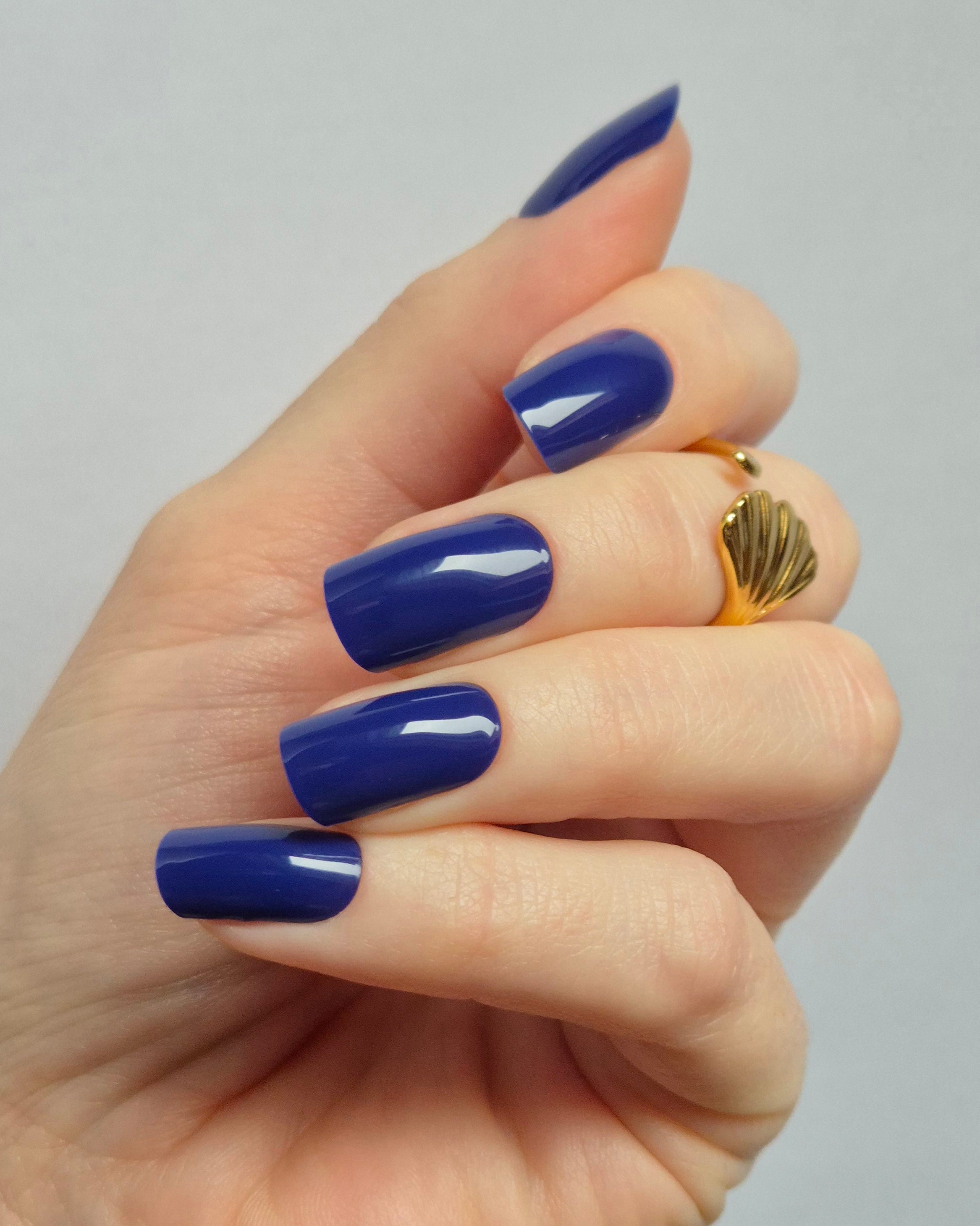 „Sheesh UV-Nagelfolien Deep Dive aufgetragen – Nahaufnahme einer Hand mit gepflegten Nägeln, die das Ergebnis der selbstklebenden UV-Folien in Salonqualität zeigt.“