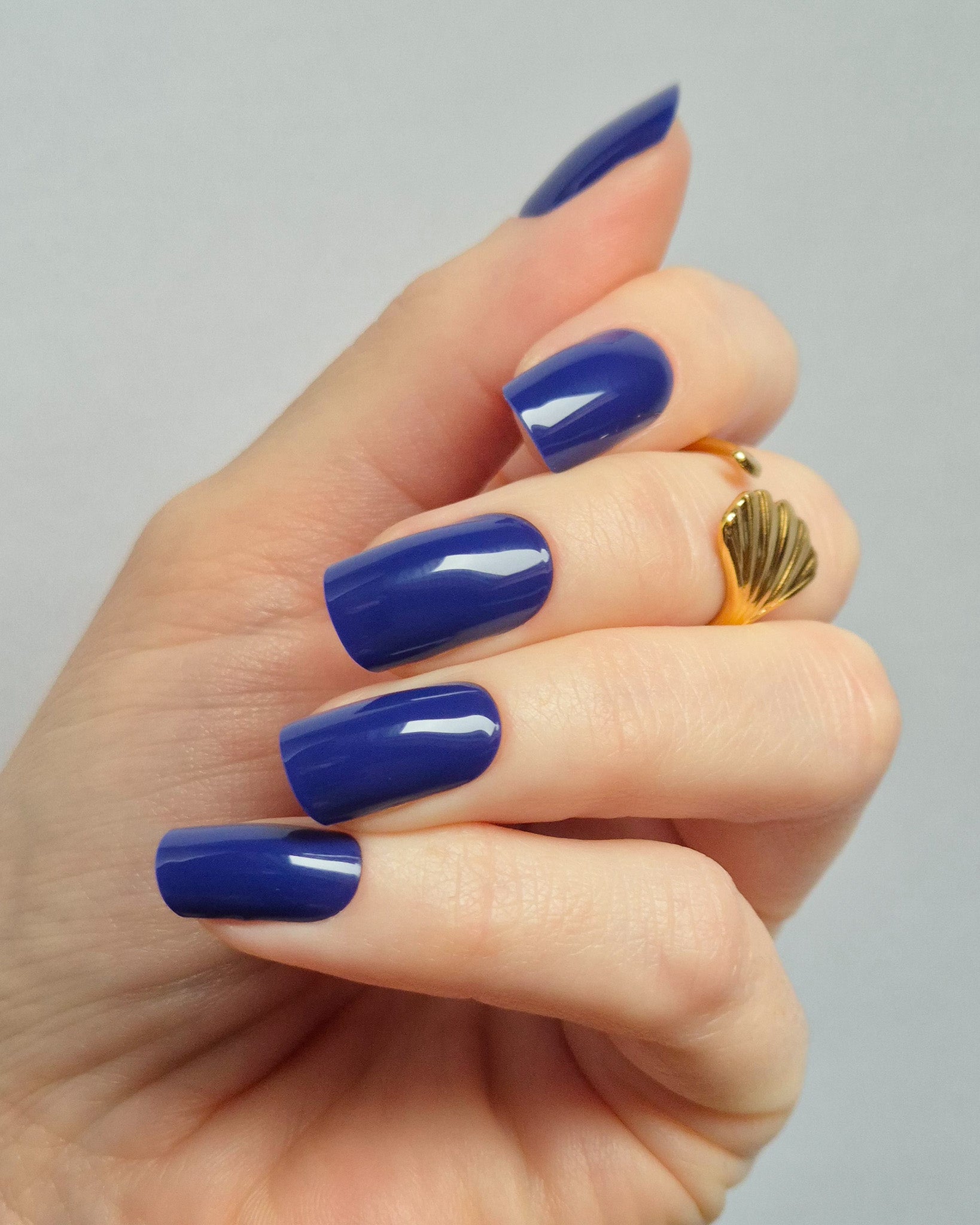 Sheesh UV-Nagelfolien Deep Dive aufgetragen – Nahaufnahme einer Hand mit gepflegten Nägeln, die das Ergebnis der selbstklebenden UV-Folien in Salonqualität zeigt.