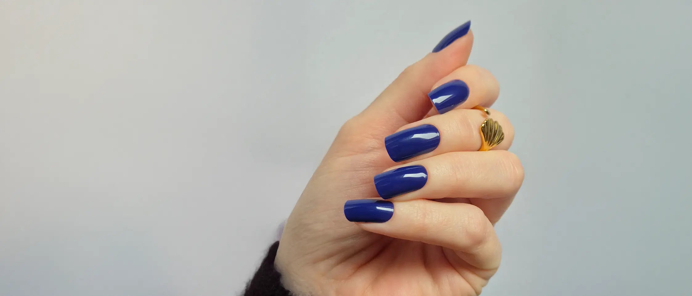 Sheesh Nails UV-Nagelfolien „Deep Dive“ in intensivem Royalblau. Hochglänzende Gel-Folien für Nägel, die unter UV-Licht ausgehärtet werden. Elegantes und ausdrucksstarkes Nageldesign für selbstbewusste Looks – perfekt für Abend-Styles, Winter und elegante Auftritte. Langanhaltende, glänzende UV-Folien mit einfacher Anwendung und professionellem Finish.
