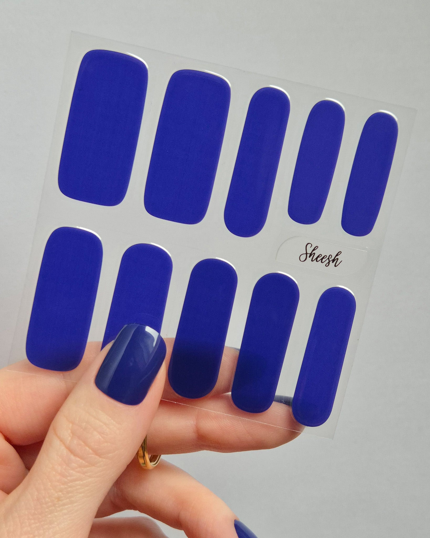 Sheesh UV-Nagelfolien Deep Dive aufgetragen – Nahaufnahme einer Hand mit gepflegten Nägeln, die das Ergebnis der selbstklebenden UV-Folien in Salonqualität zeigt.
