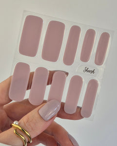 Sheesh Nails – Dirty Lavender – sanft violettgraue Nagelfolien mit seidig-mattem Finish. Perfekte Passform und langanhaltender Halt für elegante, moderne Maniküren mit dezentem Farbstatement.