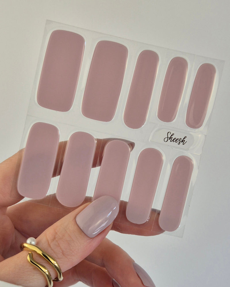 Sheesh Nails – Dirty Lavender – sanft violettgraue Nagelfolien mit seidig-mattem Finish. Perfekte Passform und langanhaltender Halt für elegante, moderne Maniküren mit dezentem Farbstatement.