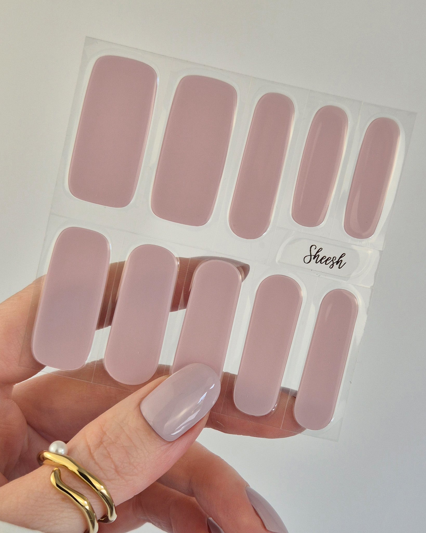 Sheesh Nails – Dirty Lavender – sanft violettgraue Nagelfolien mit seidig-mattem Finish. Perfekte Passform und langanhaltender Halt für elegante, moderne Maniküren mit dezentem Farbstatement.