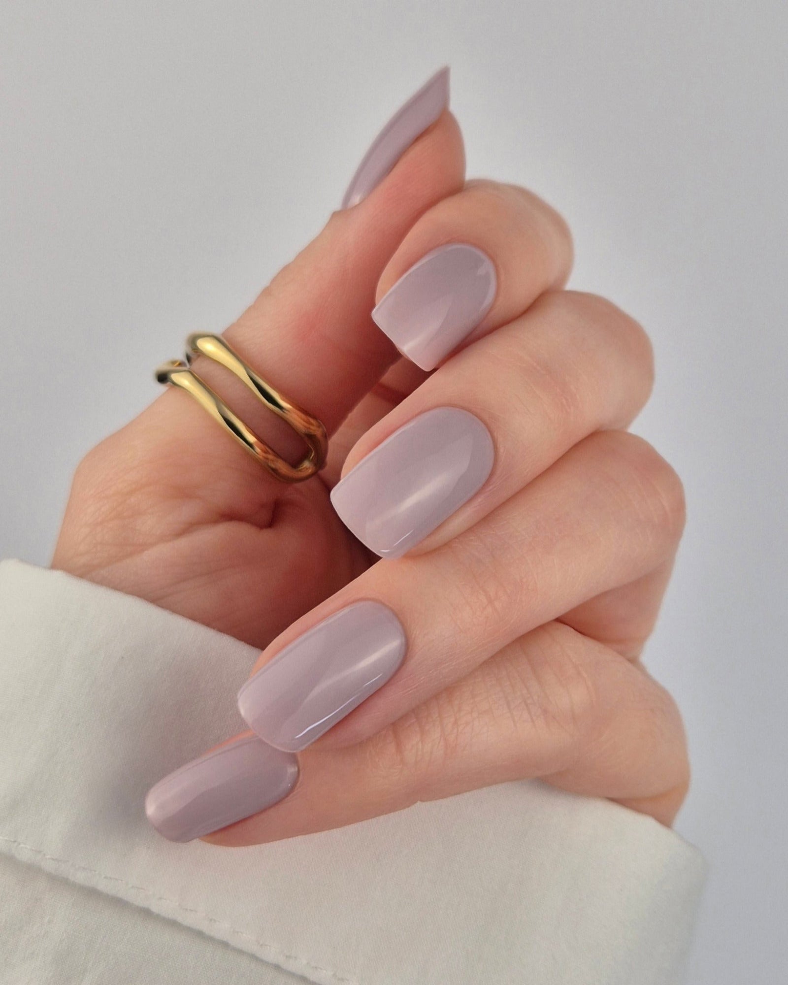Sheesh Nails – Pearl Diver – elegante Nagelfolien in zartem Lavendelton mit feinem Glanzfinish. Perfekte Passform und starker Halt für stilvolle, minimalistische Maniküren mit sanfter, edler Ausstrahlung. Ideal für den modernen Alltagslook mit luxuriösem Touch.