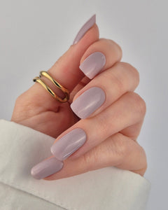 Sheesh Nails – Pearl Diver – elegante Nagelfolien in zartem Lavendelton mit feinem Glanzfinish. Perfekte Passform und starker Halt für stilvolle, minimalistische Maniküren mit sanfter, edler Ausstrahlung. Ideal für den modernen Alltagslook mit luxuriösem Touch.