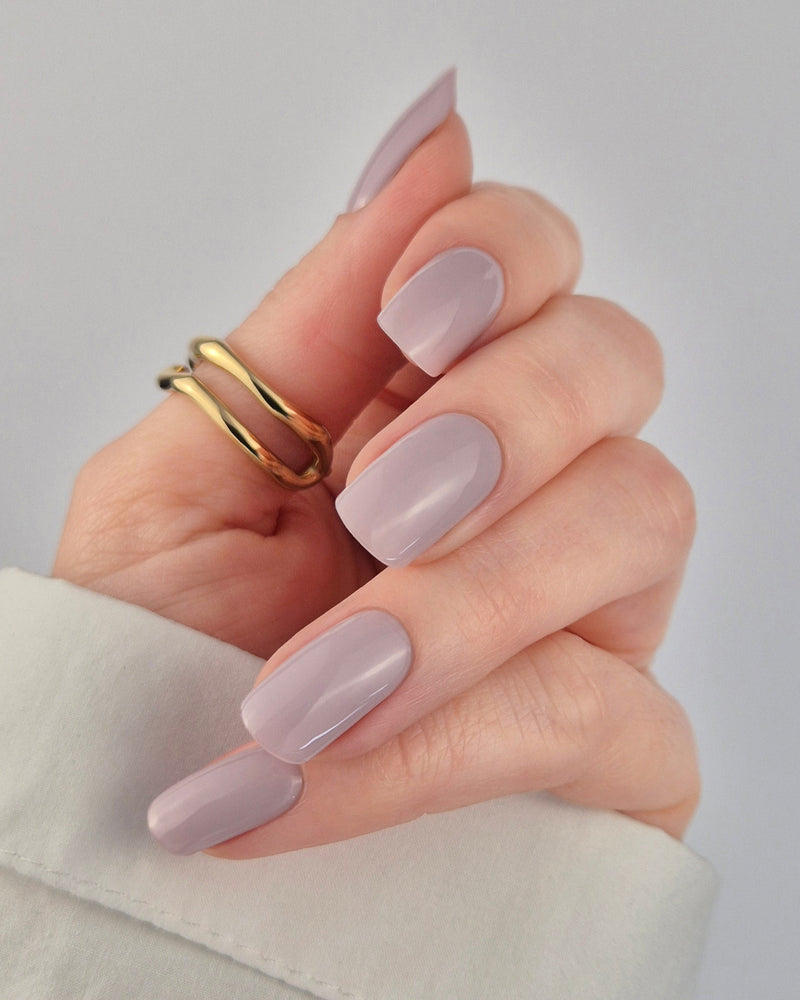Sheesh Nails – Dirty Lavender – sanft violettgraue Nagelfolien mit seidig-mattem Finish. Perfekte Passform und langanhaltender Halt für elegante, moderne Maniküren mit dezentem Farbstatement.