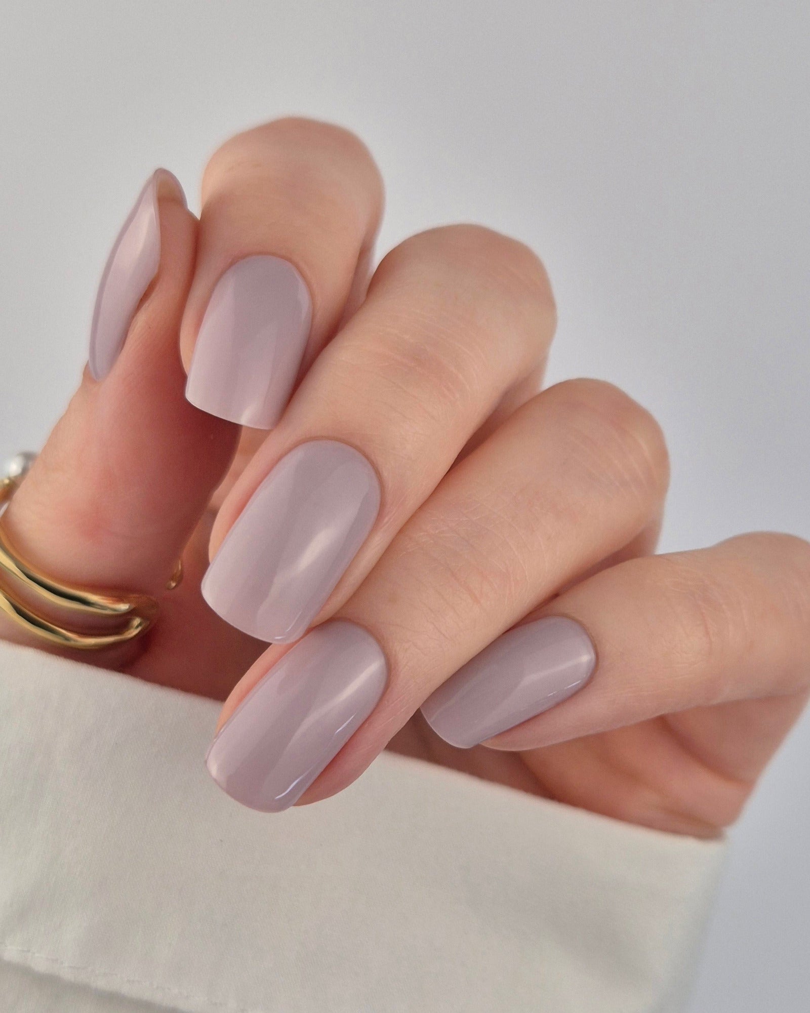 Sheesh Nails – Dirty Lavender – sanft violettgraue Nagelfolien mit seidig-mattem Finish. Perfekte Passform und langanhaltender Halt für elegante, moderne Maniküren mit dezentem Farbstatement.