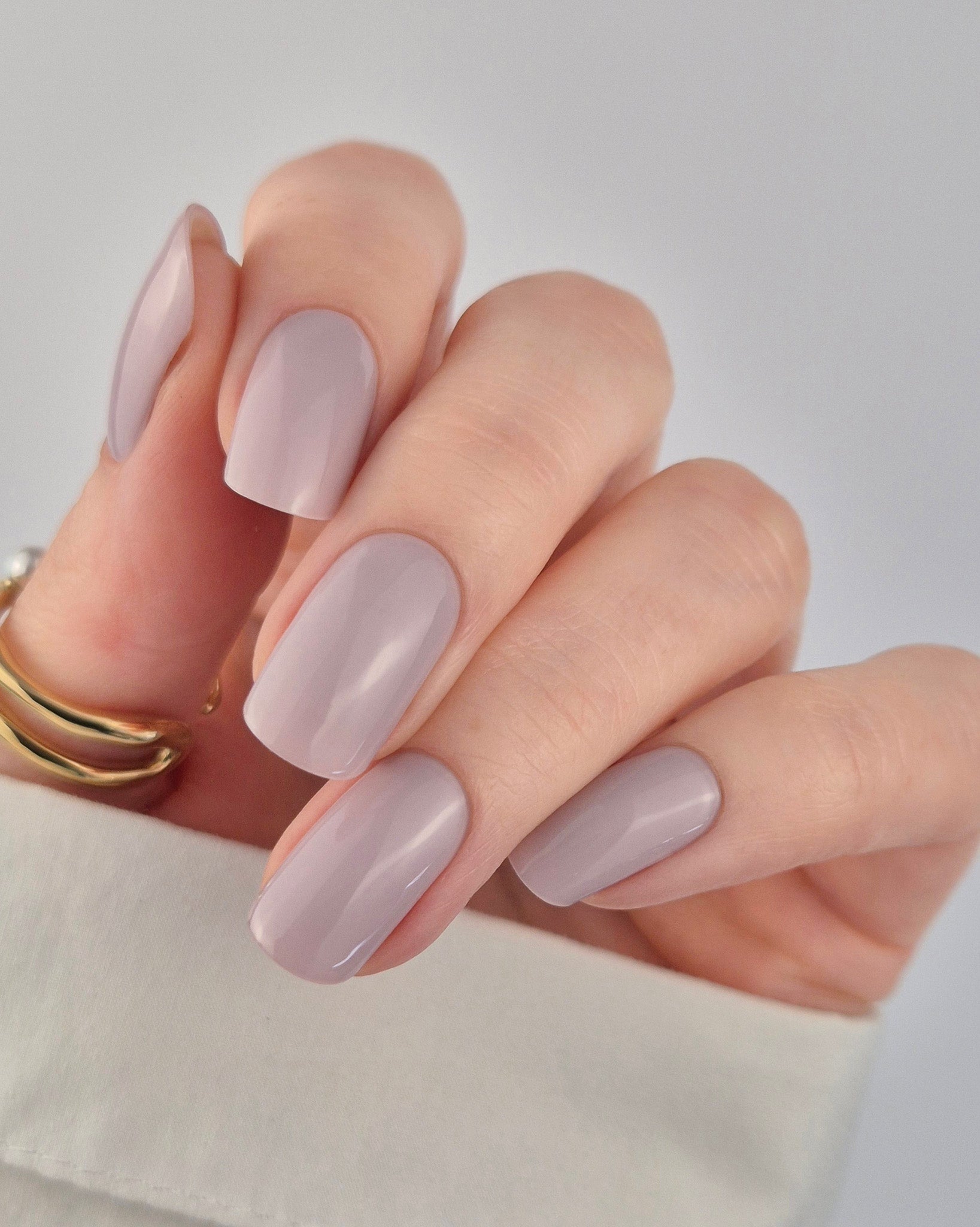 Sheesh Nails – Dirty Lavender – sanft violettgraue Nagelfolien mit seidig-mattem Finish. Perfekte Passform und langanhaltender Halt für elegante, moderne Maniküren mit dezentem Farbstatement.