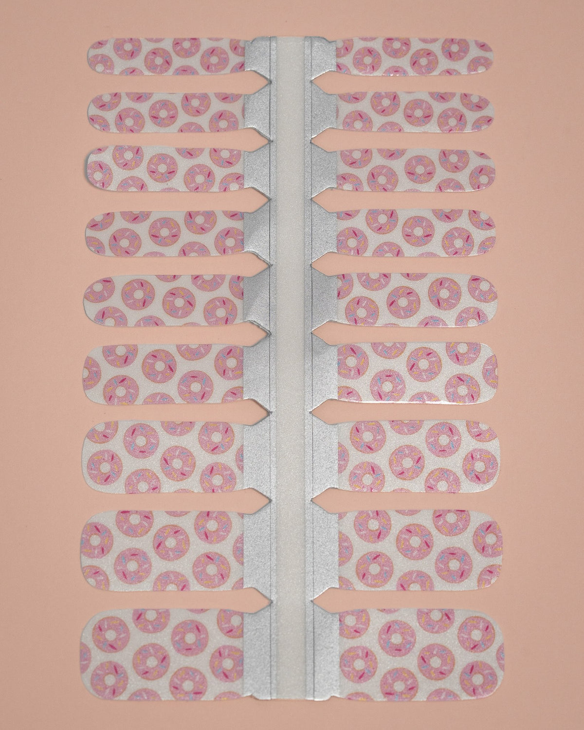 SHEESH Nails Kinder-Nagelfolie Donut mit rosafarbenen Donut-Motiven und bunten Streuseln auf Trägerfolie