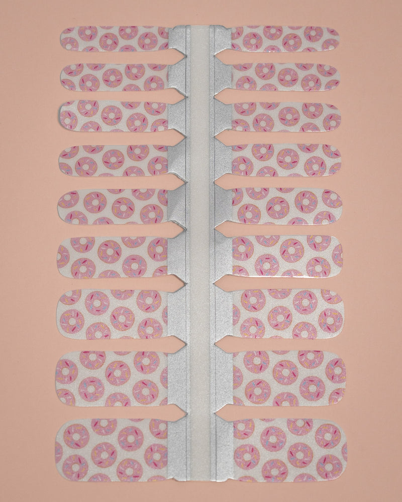 SHEESH Nails Kinder-Nagelfolie Donut mit rosafarbenen Donut-Motiven und bunten Streuseln auf Trägerfolie