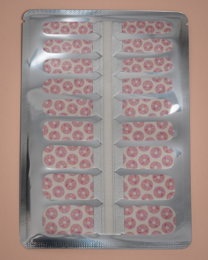 SHEESH Nails Kinder-Nagelfolie Donut mit rosa Donut-Design in geöffneter Folienverpackung
