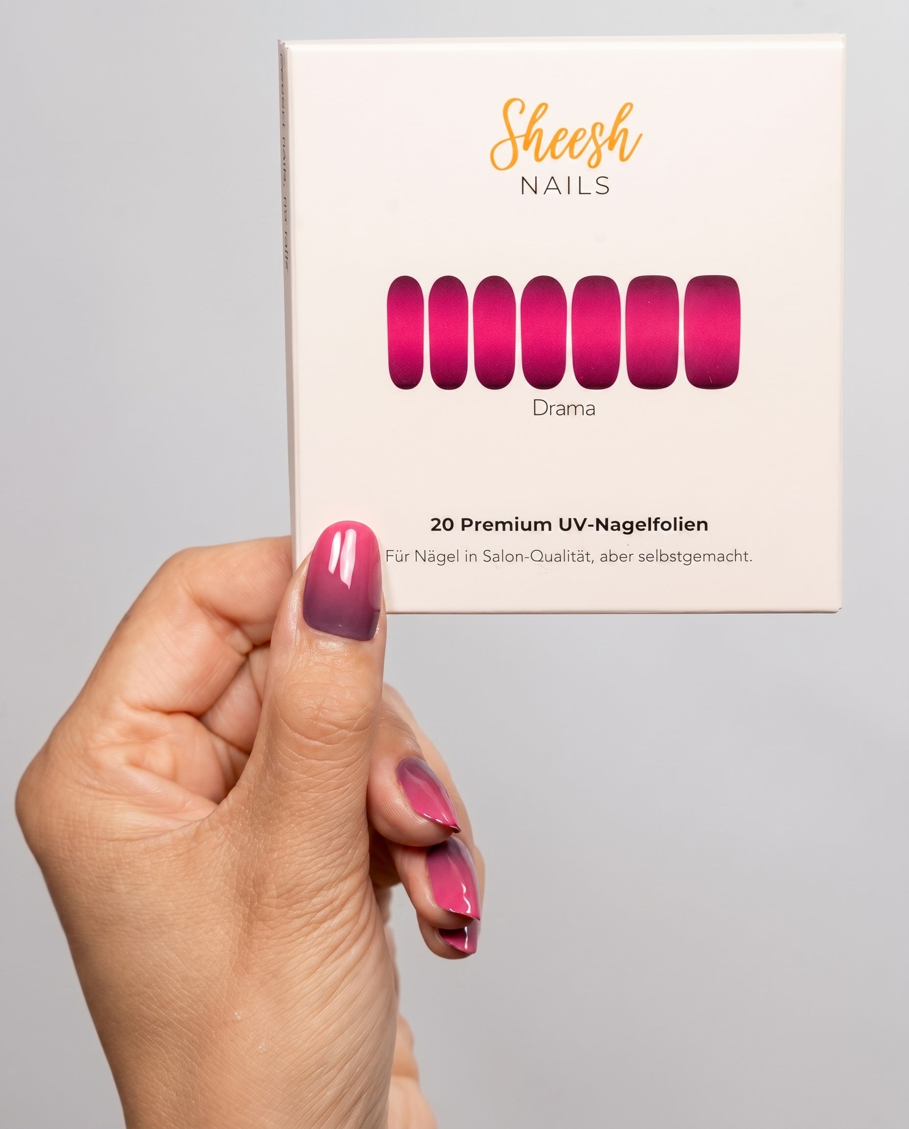 SHEESH Nails Drama UV-Nagelfolien Verpackung mit passendem Nageldesign in Pink-Bordeaux