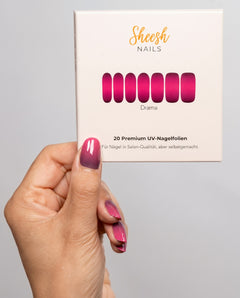 SHEESH Nails Drama UV-Nagelfolien Verpackung mit passendem Nageldesign in Pink-Bordeaux