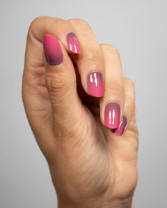 Drama UV-Nagelfolien auf kurzen Nägeln mit elegantem Pink-Bordeaux-Verlauf