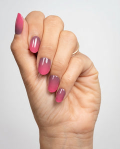 Nahaufnahme glänzender Drama UV-Nagelfolien mit pinkem Bordeaux-Farbverlauf