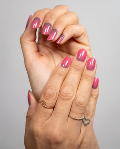 Beide Hände mit eleganten Drama UV-Nagelfolien in glänzendem Pink-Bordeaux-Verlauf